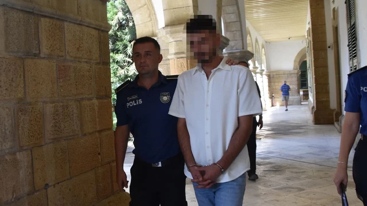 Ercan’da valizinde uyuşturucu olduğuna inanılan maddeyle yakalandı