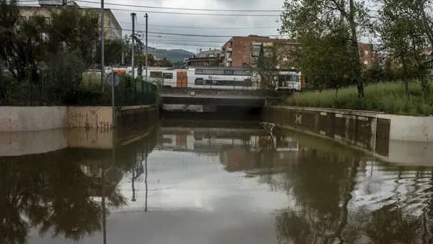 İspanya'nın doğusundaki şiddetli yağışlar ulaşımı durdurdu