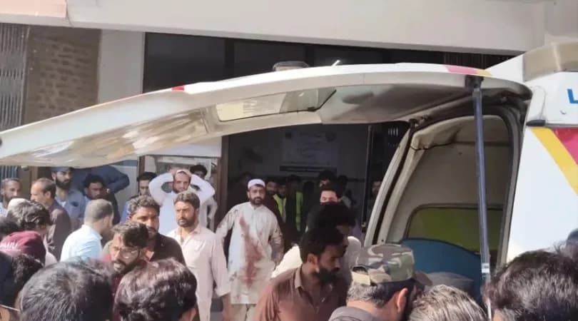 Pakistan’da cami yakınındaki patlamalarda hayatını kaybedenlerin sayısı 23’e yükseldi