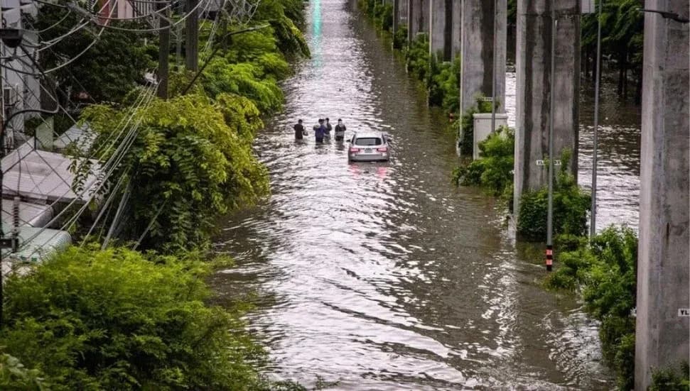 Bangkok’ta sel: Binlerce kişi tahliye edilerek geçici barınaklara yerleştirildi