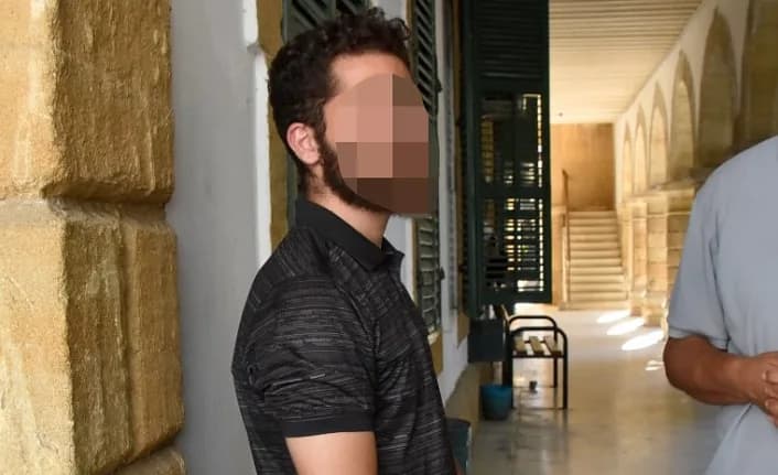 Boğazına doğru bıçak salladı