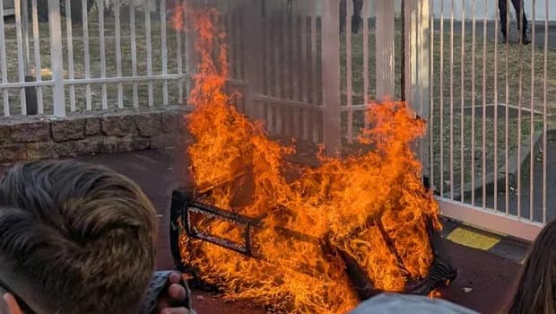 Fransa'da liselilerin düzenlediği eylemlerde 10 kişi yaralandı