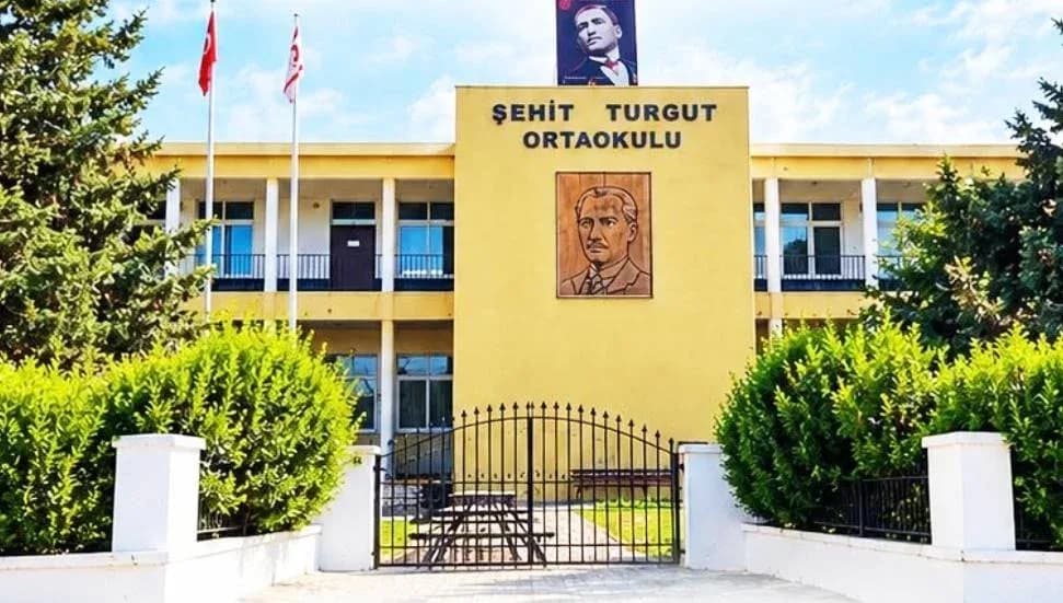 Şehit Turgut Ortaokulu’nda suya erişim ücretsiz: Öğrencilere termos dağıtıldı