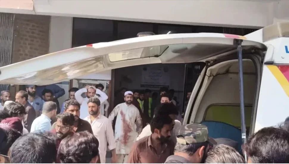 Pakistan’da cami yakınındaki patlamalarda 23 kişi hayatını kaybetti