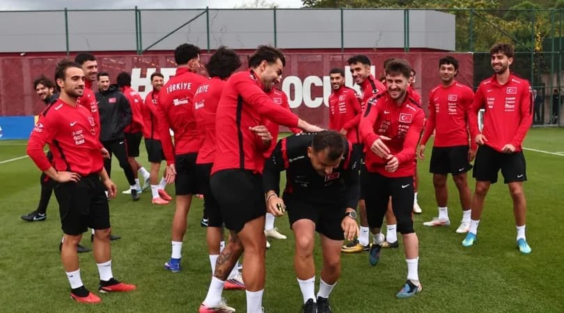Fransa maçı öncesi A Milli Takım’da kutlama yapıldı