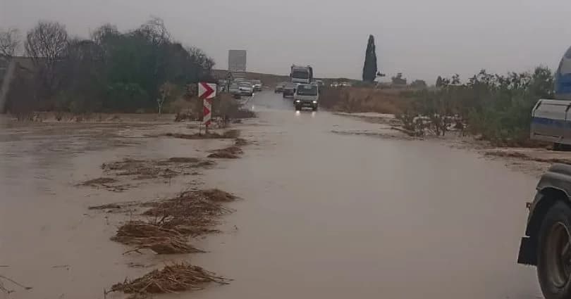 Sağanak yağış yolu kapattı: Yılmazköy-Kılıçaslan Anayolu trafiğe kapatıldı