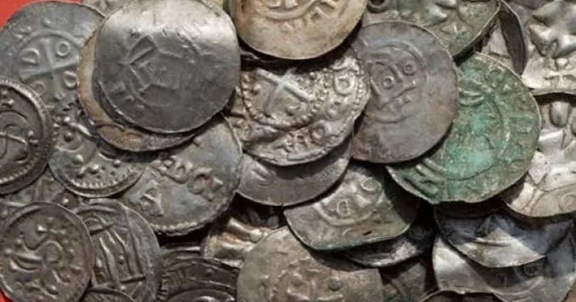 Traktörün pulluğuna takıldı parçalanan küpten tarlayı saçıldı