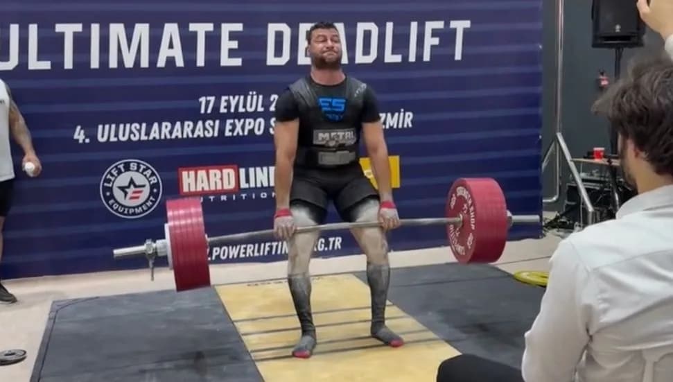Milli sporcu Hüsnü Batıkan, İzmir’deki Ultimate Deadlift Şampiyonası’nda şampiyon oldu