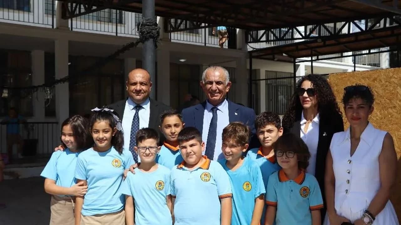 Çavuşoğlu, Polatpaşa ve Mormenekşe ilkokullarını ziyaret etti