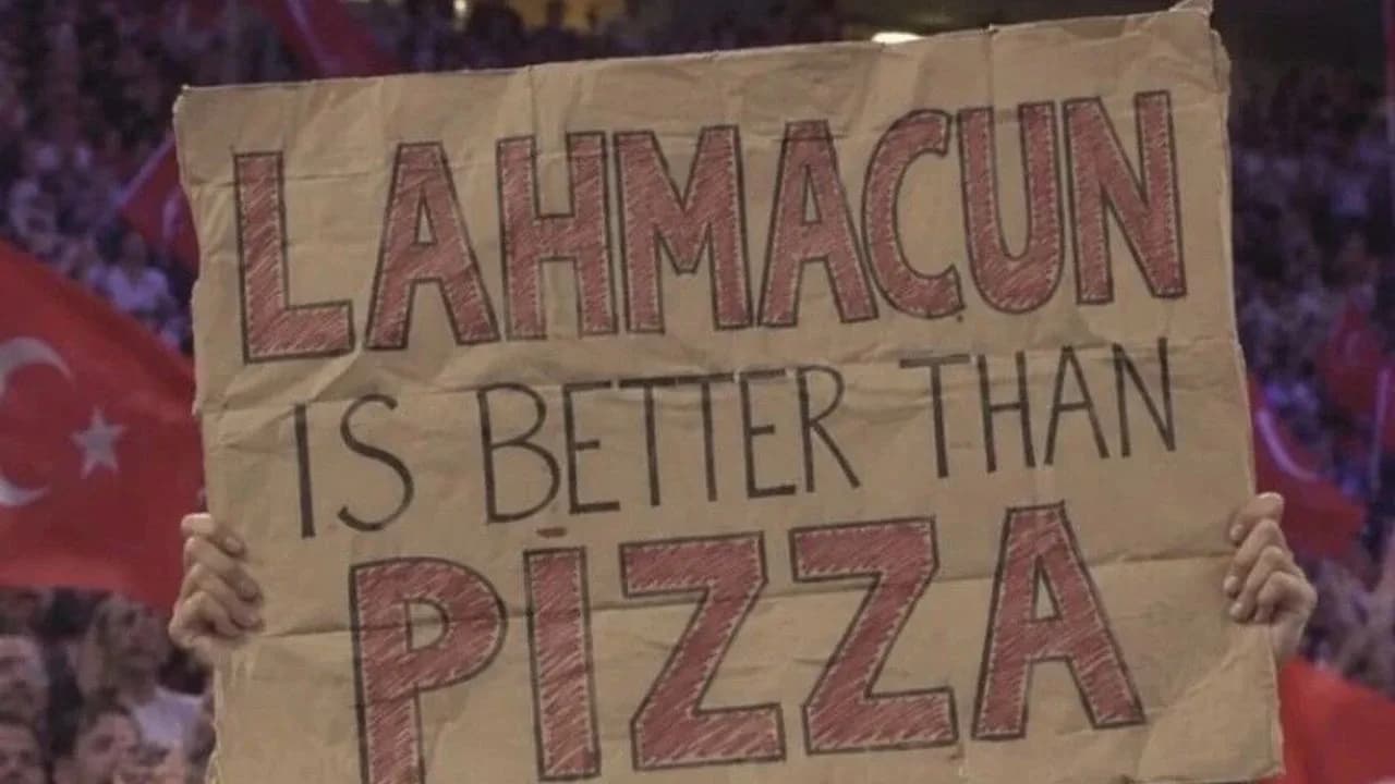 Filenin Sultanları’nın finalinde “Lahmacun pizzadan daha iyi” pankartı gündem oldu