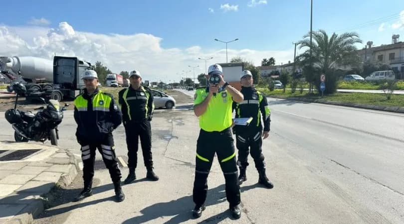 Trafik denetimlerinde 248 sürücü rapor edildi, 24 araç trafikten men edildi