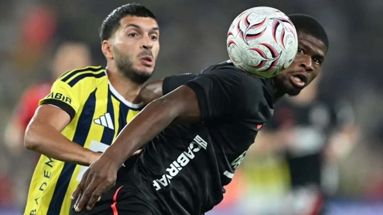 Dev derbide ilk yarı eşitlikle tamamlandı: Fenerbahçe 1-1 Beşiktaş