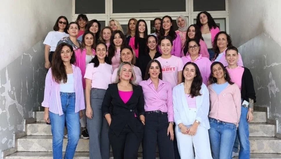 Güç-Sen kadın üyeleri, Meme Kanseri Farkındalık Ayı kapsamında pembe giydi