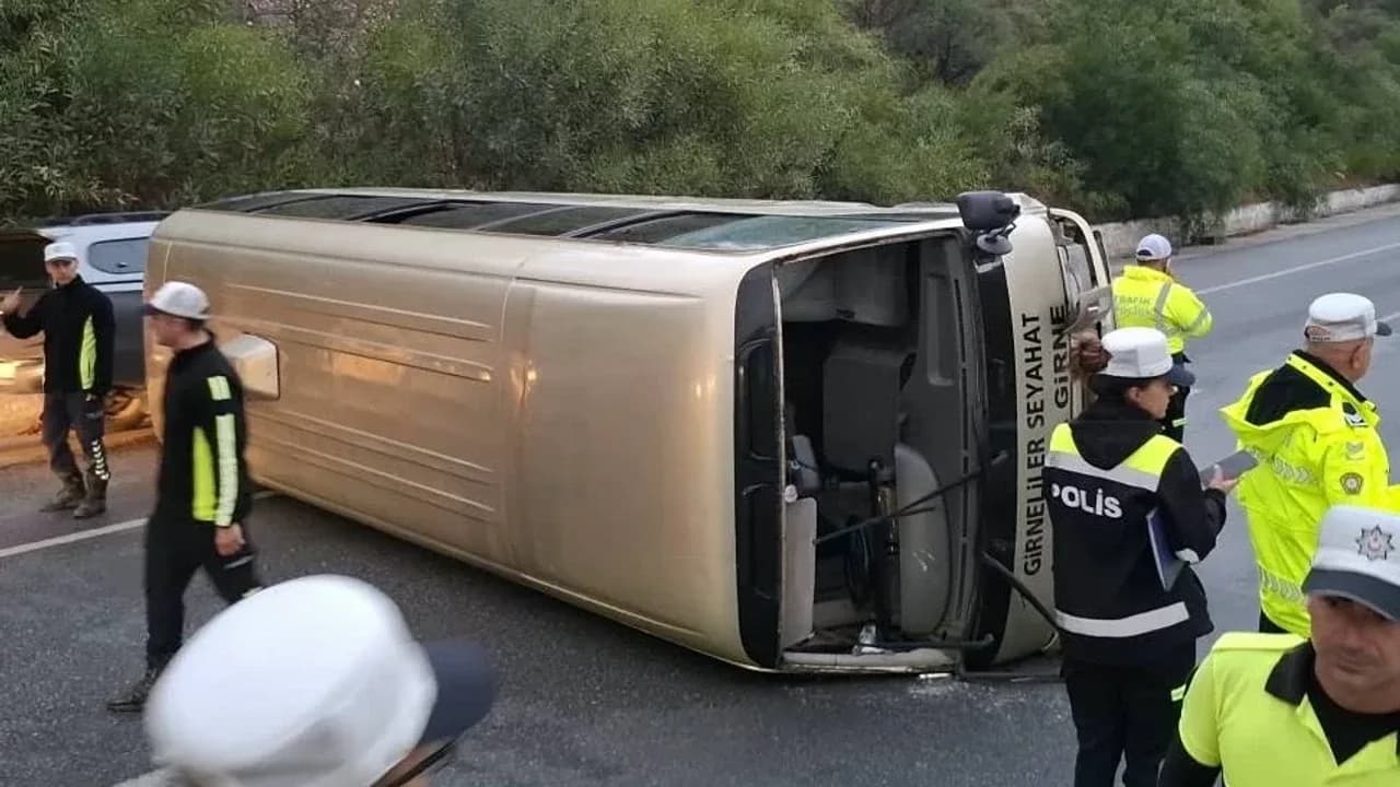 Lefkoşa-Girne Anayolu’nda otobüs devrildi: 2 yaralı