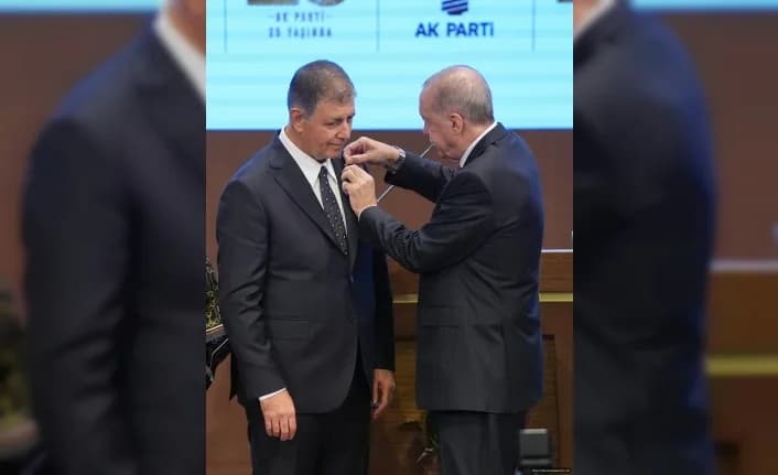 Rozetini Erdoğan taktı