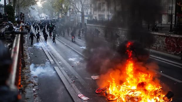 Fransa’da protestolar: Macron’dan sükunet çağrısı
