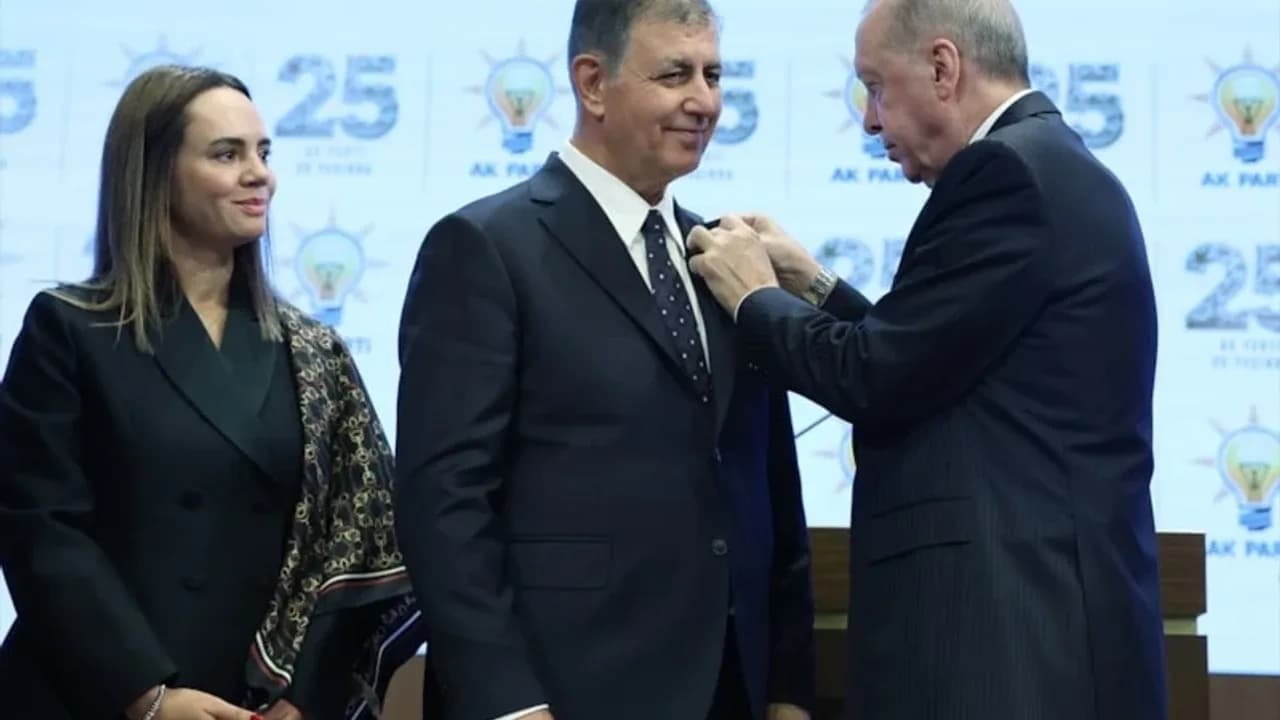 Tugay AK Parti’ye katıldı, rozetini Erdoğan taktı