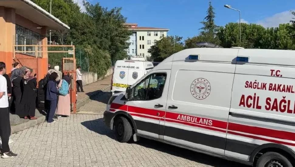 İstanbul Başakşehir'de ortaokulda bıçaklı saldırı: 3'ü ağır 8 öğrenci yaralı