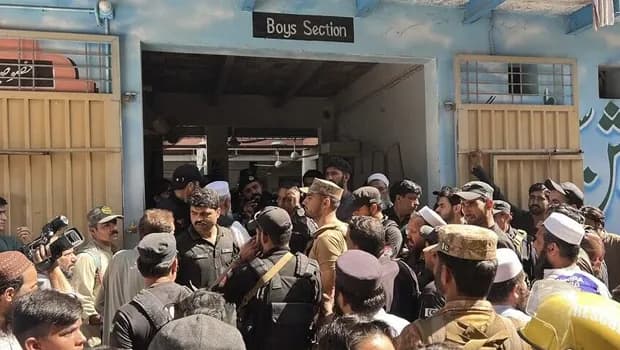 Pakistan'da okulun çatısı çöktü: 27 öğrenci ve bir öğretmen hayatını kaybetti