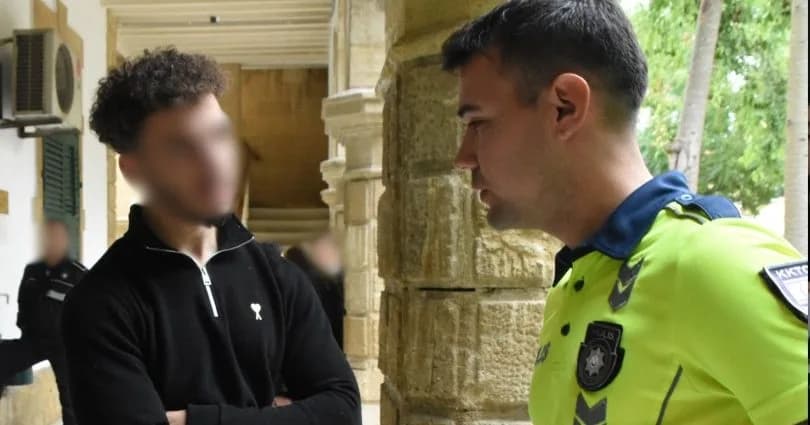 Lefkoşa’da refüje çıkıp ağaca çarpan sürücü teminatla serbest
