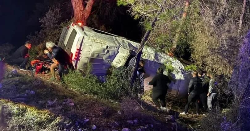 Dağcıları taşıyan minibüs şarampole devrildi!