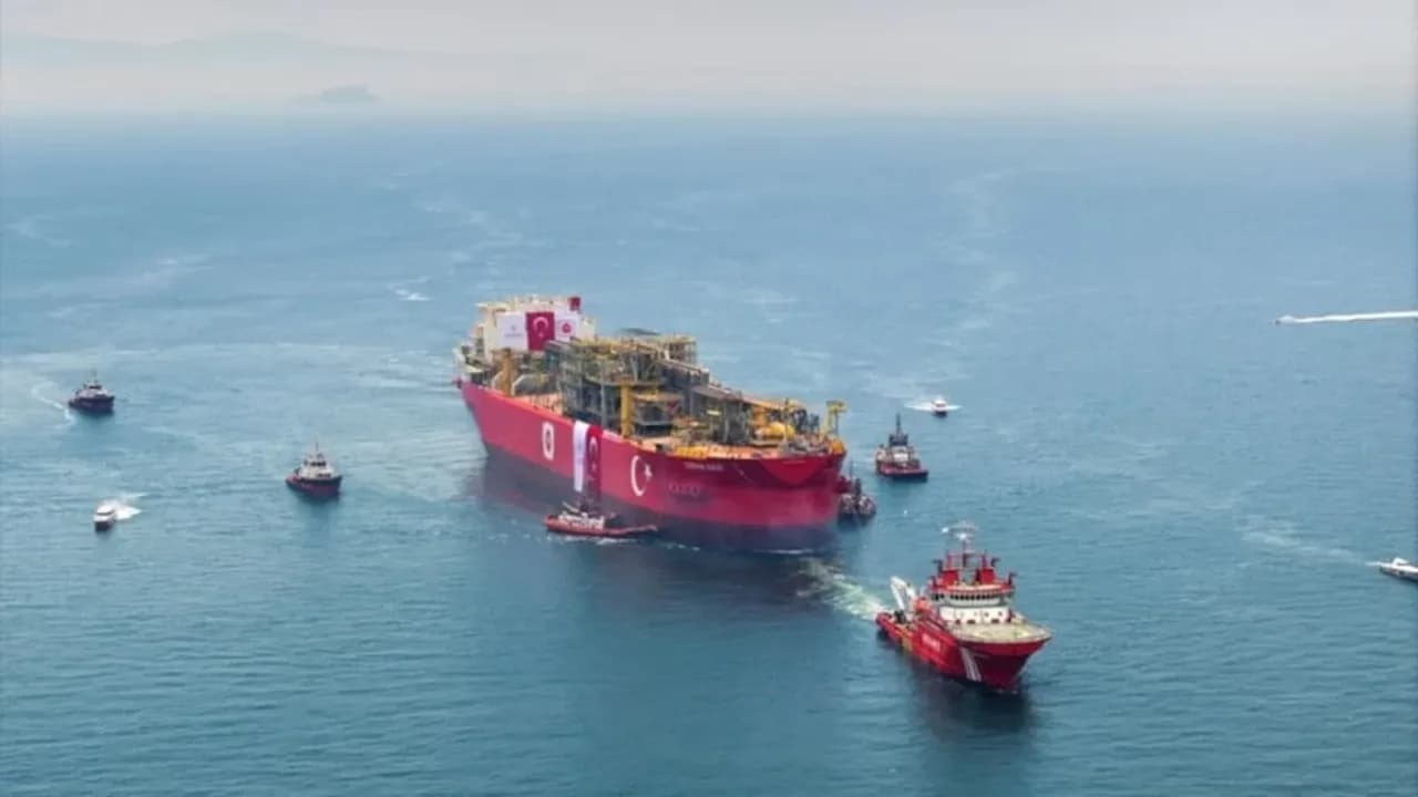 Türkiye'nin ilk yüzer üretim platformu Osman Gazi Karadeniz'e uğurlandı