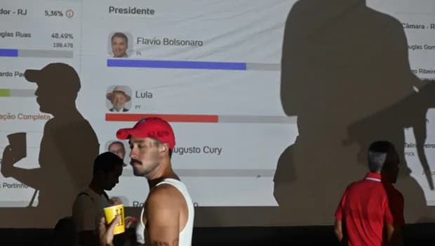 Lula ve oğul Bolsonaro'nun yarıştığı Brezilya başkanlık seçimleri ikinci tura kaldıYüz altmış milyon kayıtlı seçmenin bulunduğu Brezilya'daki başkanlık seçimleri ikinci tura kaldı. Görevdeki devlet başkanı Luiz Inácio Lula da Silva, 25 Ekim'de sağcı senatör Flávio Bolsonaro ile bir kez daha karşı karşıya gelecek. Oyların %97,24'ü sayıldığında Bolsonaro, geçerli oyların %47,43'ünü alırken, Lula % 44,69 oy oranında kaldı. Bu sonuçlara göre adaylar arasında 3 milyon oy fark oluştu. Yüksek Seçim Mahkemesi, adayların hiçbirinin geçerli oyların yüzde 50'sini geçemeyeceğini öngördü ve ikinci tur seçim yapılacağını resmen duyurdu. BBC Brezilya Servisi'ne konuşan siyasi analist Creomar de Souza, ikinci turda yakın bir seçim beklendiğini söyledikten sonra "Tarihsel olarak Brezilya'da ikinci tur seçimlerde geri dönüş görmedik." dedi; "Bu Lula için çok zor bir senaryo" diye ekledi. Seksen yaşındaki solcu Devlet Başkanı Luiz Inácio Lula da Silva, oyunu kullandıktan sonra seçimin demokrasi ile "barbarlık" arasında bir tercih olduğunu belirtti. Rakibi 45 yaşındaki sağcı Flávio Bolsonaro ise "Brezilya halkını özgürleştirmek" istediğini söyledi. Brezilya'yı 2019'dan 2023'e kadar yöneten Jair Bolsonaro, bu seçimde başkanlık yarışına katılamadı. Bolsonaro, 2022 seçimlerinde Luis Inácio Lula da Silva'ya yenilmesinin ardından darbe girişiminde bulunduğu gerekçesiyle şu anda ev hapsinde. 71 yaşındaki siyasetçi sadece aday olmaktan men edilmekle kalmıyor, aynı zamanda 2022 seçimlerini Lula'ya kaybettikten sonra darbe planladığı gerekçesiyle aldığı 27 yıllık hapis cezasını da çekiyor. Tekrarlayan sağlık sorunları nedeniyle şu anda bir hücrede değil ev hapsinde tutuluyor, ancak sosyal medyada paylaşım yapmasını veya kamuoyuna açıklamalarda bulunmasını yasaklayan kısıtlamalar altında. - Anketler ne diyordu? Başkanlık için yarışan 12 aday bulunsa da kamuoyu yoklamalarında çift haneli oranlara ulaşabilen yalnızca iki isim vardı. BBC Brezilya'nın derlediği anket takip verileri, Lula'yı Bolsonaro'nun çok az önünde gösteriyordu. Diğer 11 adayın oy oranları ise % 4 veya altında kalıyor. Anketlere göre Eylül ayı sonunda seçmenlerin % 9'u ya hala kararsızdı ya da geçersiz oy kullanmayı, boş oy atmayı veya sandığa hiç gitmemeyi planlıyordu. Brezilya'da 16 yaş ve üzerindeki seçmenler oy kullanma hakkına sahip. Okur yazar olan 18 ila 70 yaş arası bireyler içinse oy kullanmak zorunlu ve oy kullanmayanlara para cezası uygulanıyor.