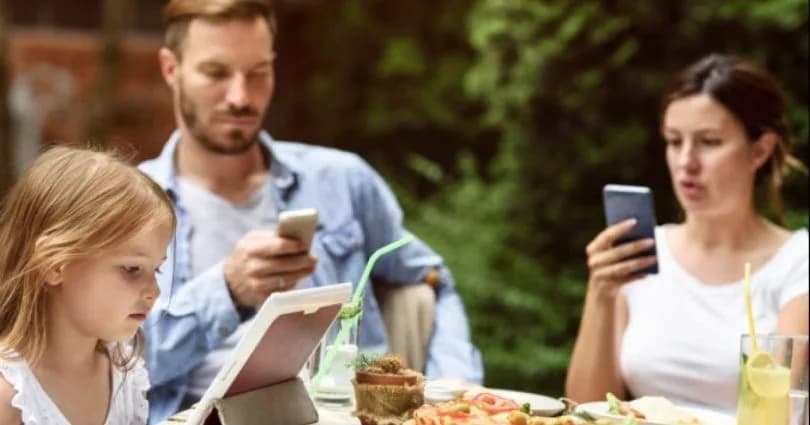 İtalya’nın Sardinya Adası’ndaki restoranlarda ailelere telefon yasağı