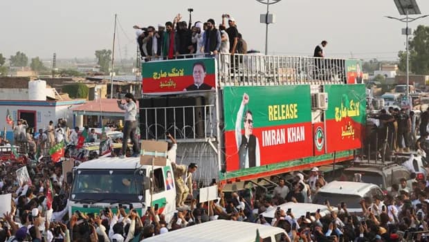Pakistan'da binlerce protestocu, eski Başbakan Han'ın serbest bırakılması talebiyle başkente doğru yola çıktı