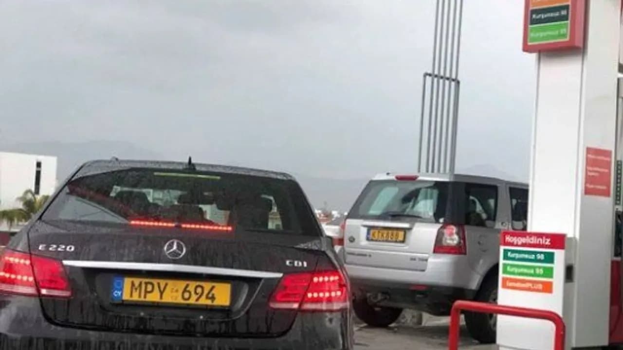 Kıbrıslı Rumlar benzin için KKTC'ye geçiyor
