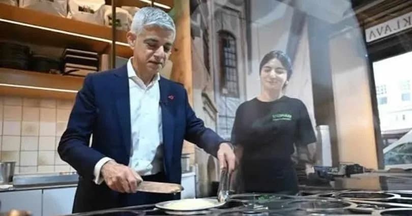 Londra Belediye Başkanı Khan, Türk restoranında künefe yaptı