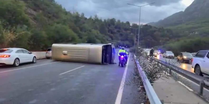 Otobüs devrildi, iki kişi yaralandı