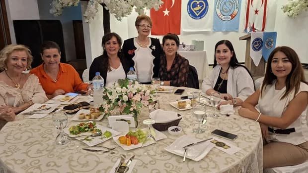 Özgür Hizmet Derneği, özel eğitim okullarının yararına yemek düzenledi