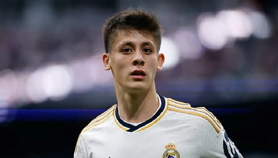 Real Madrid'de eylül ayının oyuncusu seçilen Arda Güler, ödülünü aldı