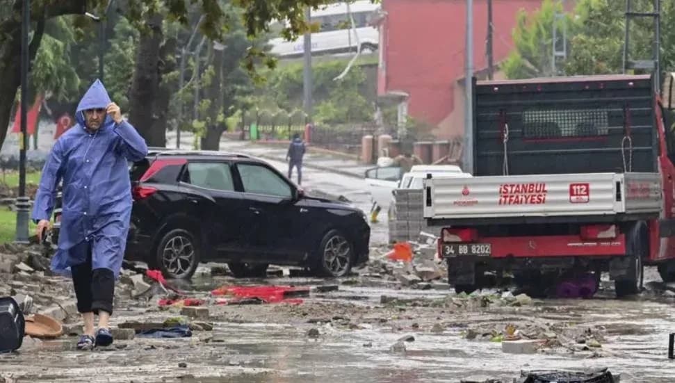 Sel felaketinde 3 kişi hayatını kaybetti: İstanbul'da yağmur dinmiyor