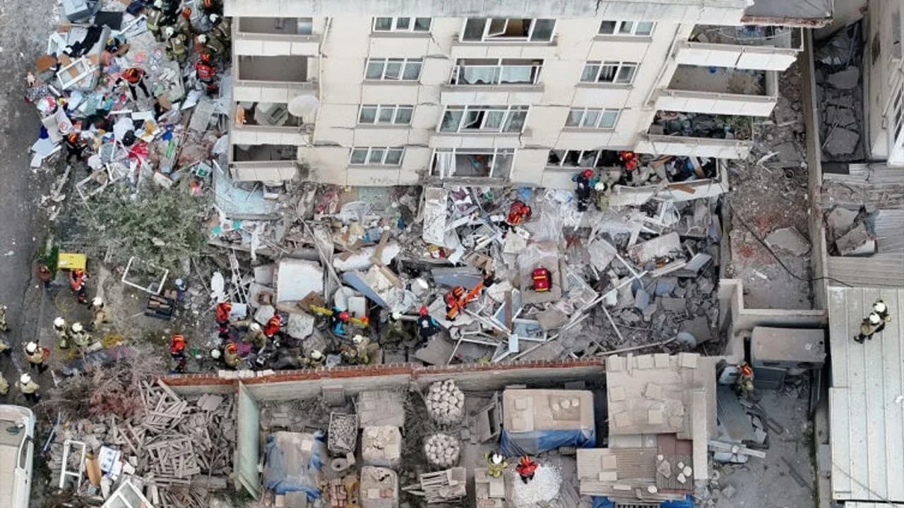İstanbul'da 7 katlı bina kısmen çöktü