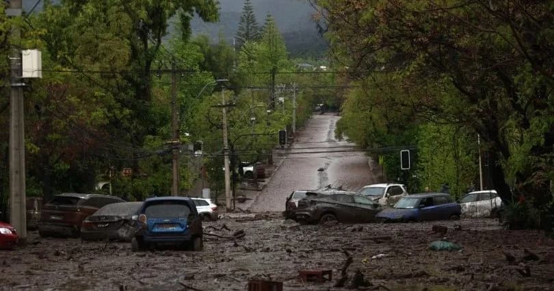 Şili’de sokaklar çamura battı