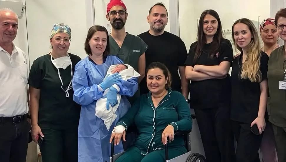 32 kişilik ekipten bir ilk: Bebek anne karnındayken solunum yolu açıldı