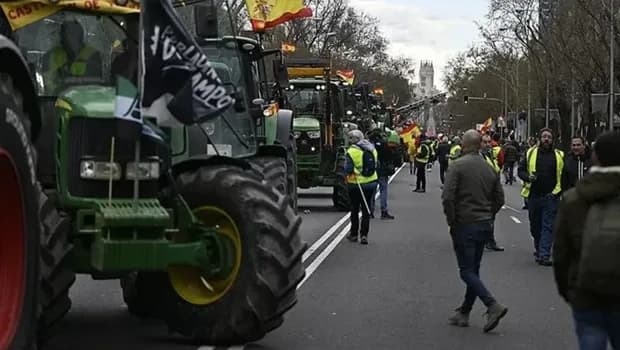 İspanya'nın Katalonya bölgesinde çiftçiler traktörleriyle yol kapatma eylemi yaptı