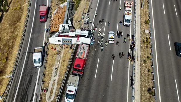 Manisa'da çekicinin tur otobüsüne çarpması sonucu 11 kişi öldü, 27 kişi yaralandı