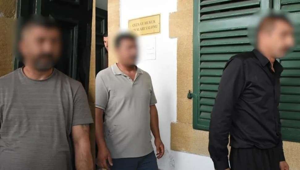 Alkollü içki tesiri altında polise saldıran iki zanlı teminata bağlandı, bir zanlı cezaevine gönderildi