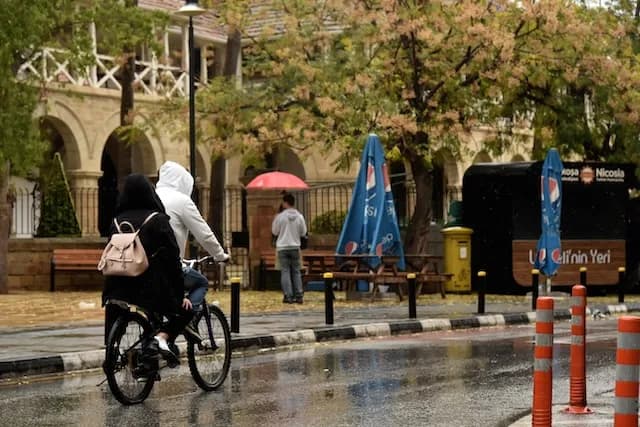 Hava dönüyor: Kuzeyde ve iç kesimlerde yağmur ve gök gürültülü sağanak bekleniyor