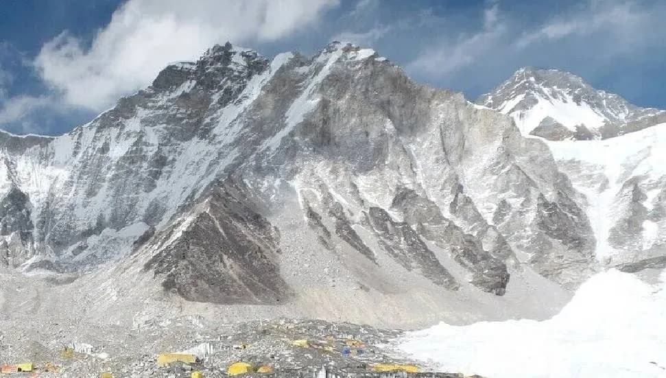Nepal'de dağda çığ düşmesi sonucu ölenlerin sayısı 15'e çıktı