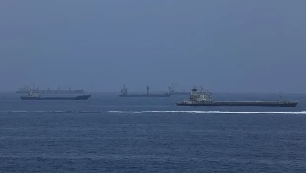 Hürmüz Boğazı'nda bir tanker kaynağı bilinmeyen mühimmatla vuruldu