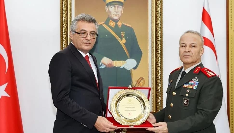 Erhürman’dan Güvenlik Kuvvetleri Komutanı Bilir’e ziyaret: Karşılıklı plaket takdimi