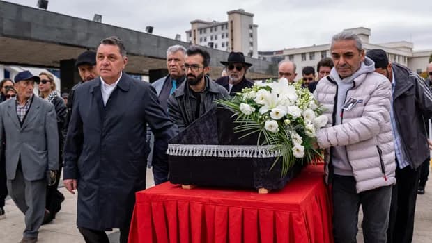 Türk müziğinin usta ismi Alpay son yolculuğuna uğurlandı