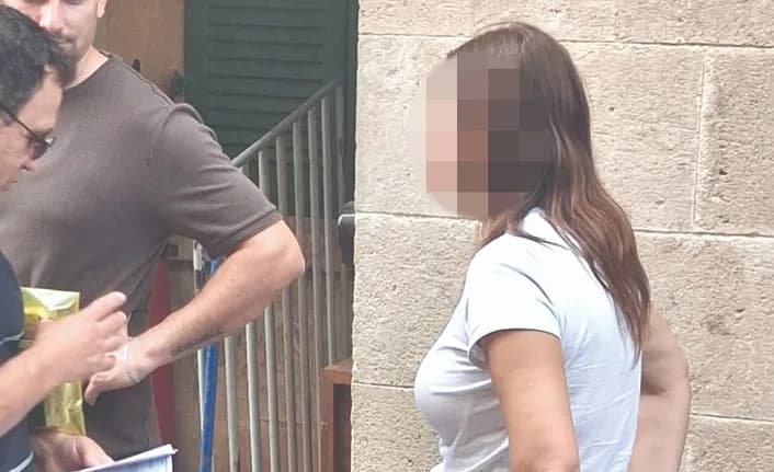 Saçını, başını yoldu