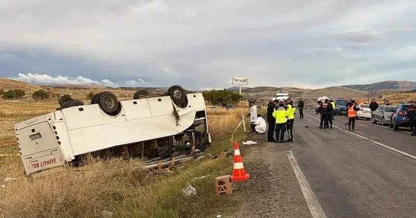 İşçi servisi devrildi: 28 kişi yaralandı!