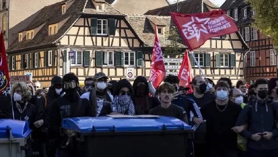 Fransa'da günlerdir süren lise eylemlerine destek için binlerce kişi sokağa çıktı