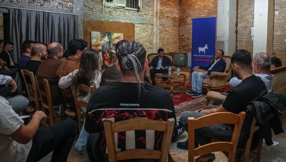 Zeki Çeler, LDH'nin “Politik Sohbetler” etkinliğine konuk oldu: 6 Aralık ve sonrası ele alındı